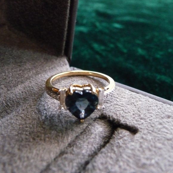 Engagement ring, 4 girls who dare to be different - Picture 8 of 10